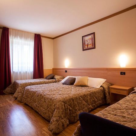 Hotel Vittoria Folgaria Bagian luar foto