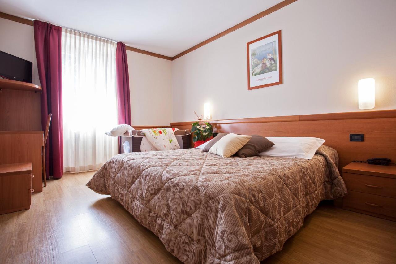 Hotel Vittoria Folgaria Bagian luar foto