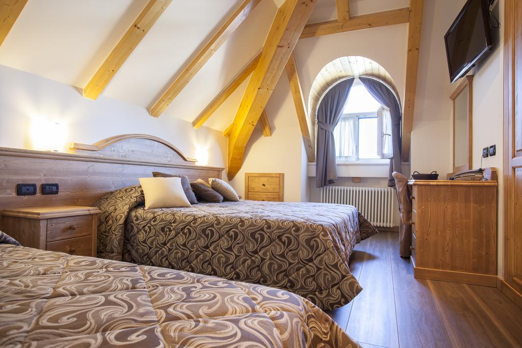 Hotel Vittoria Folgaria Bagian luar foto
