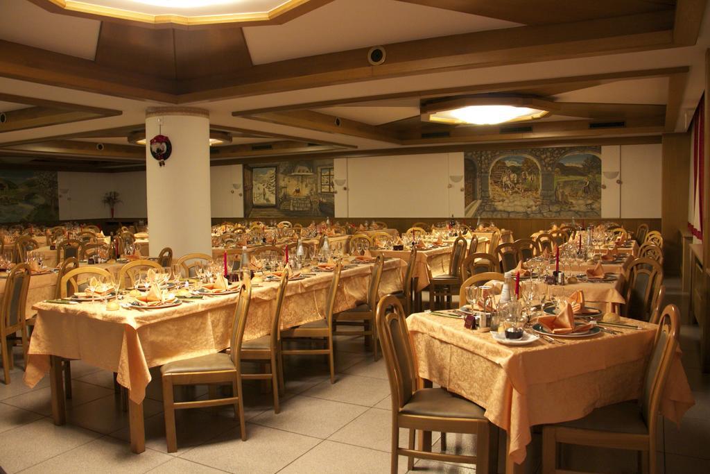 Hotel Vittoria Folgaria Bagian luar foto