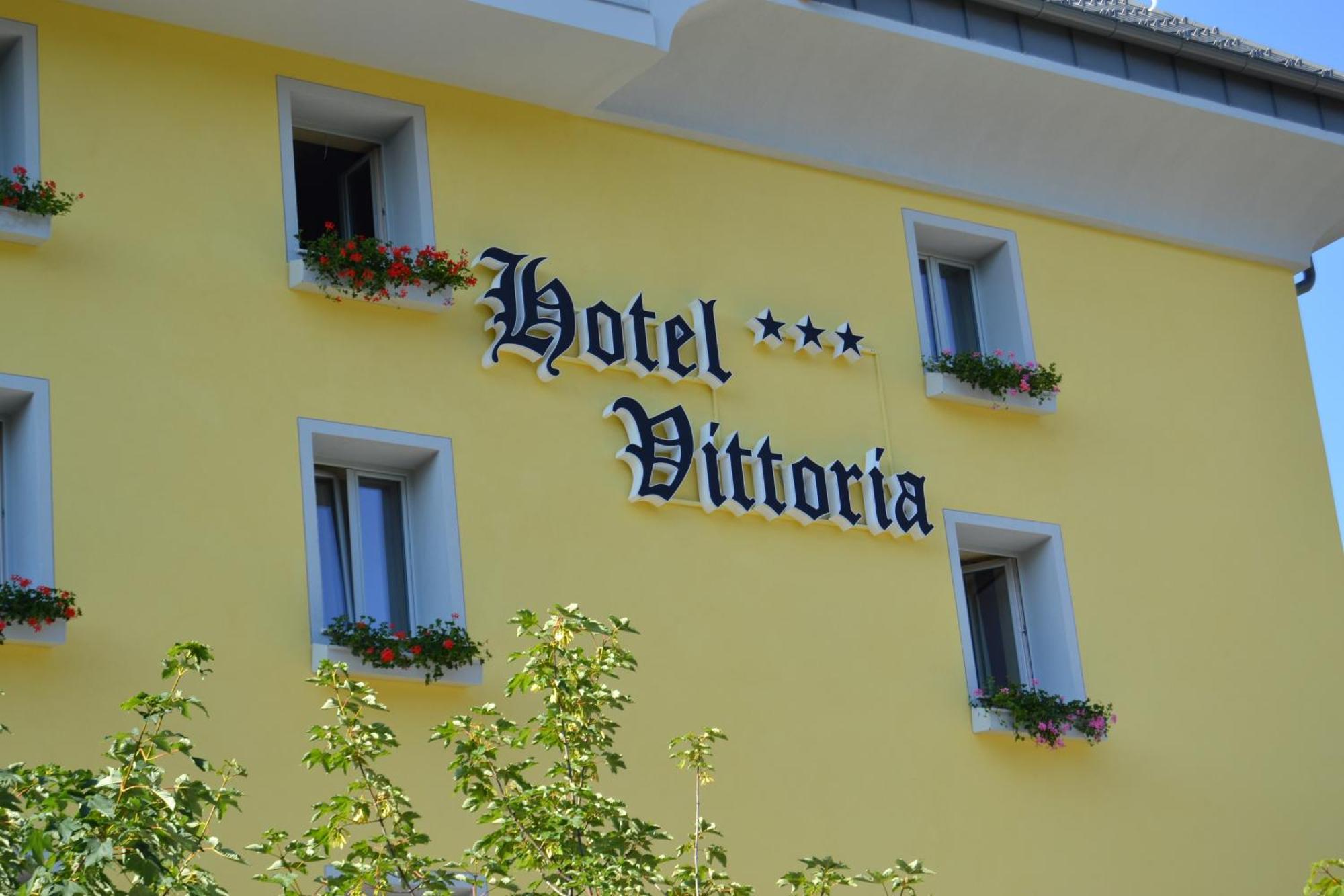 Hotel Vittoria Folgaria Bagian luar foto