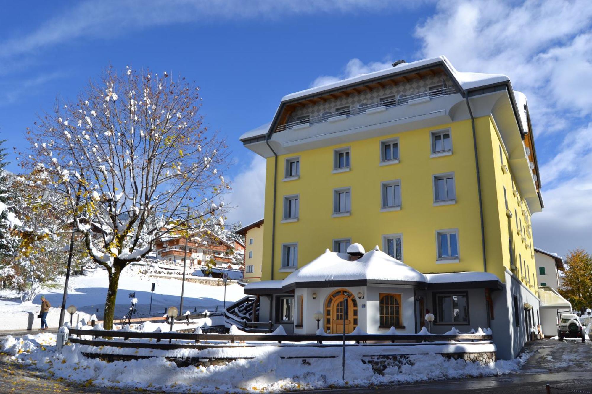Hotel Vittoria Folgaria Bagian luar foto