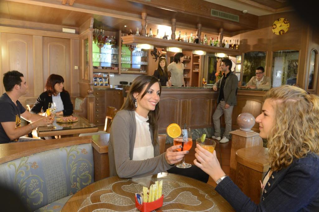 Hotel Vittoria Folgaria Bagian luar foto